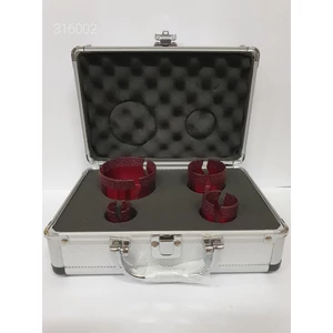 Skt Gyémánt lyukfúró készlet kofferrel, 4 részes, piros, kifutó termék! Skt Gyémánt lyukfúró készlet kofferrel, 4 részes, piros, kifutó termék!